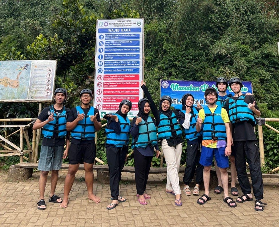 image of article AFM Lab ITB Hosts Rafting Activity to Strengthen Bonding with Kumamoto University Exchange Students